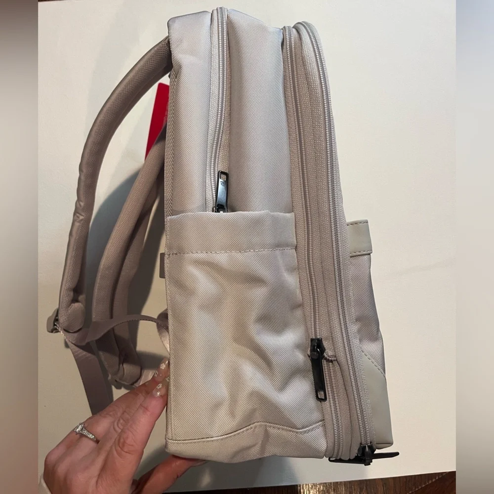 NEW Hanke Expandable Travel Laptop Backpack 16” – Greyish White